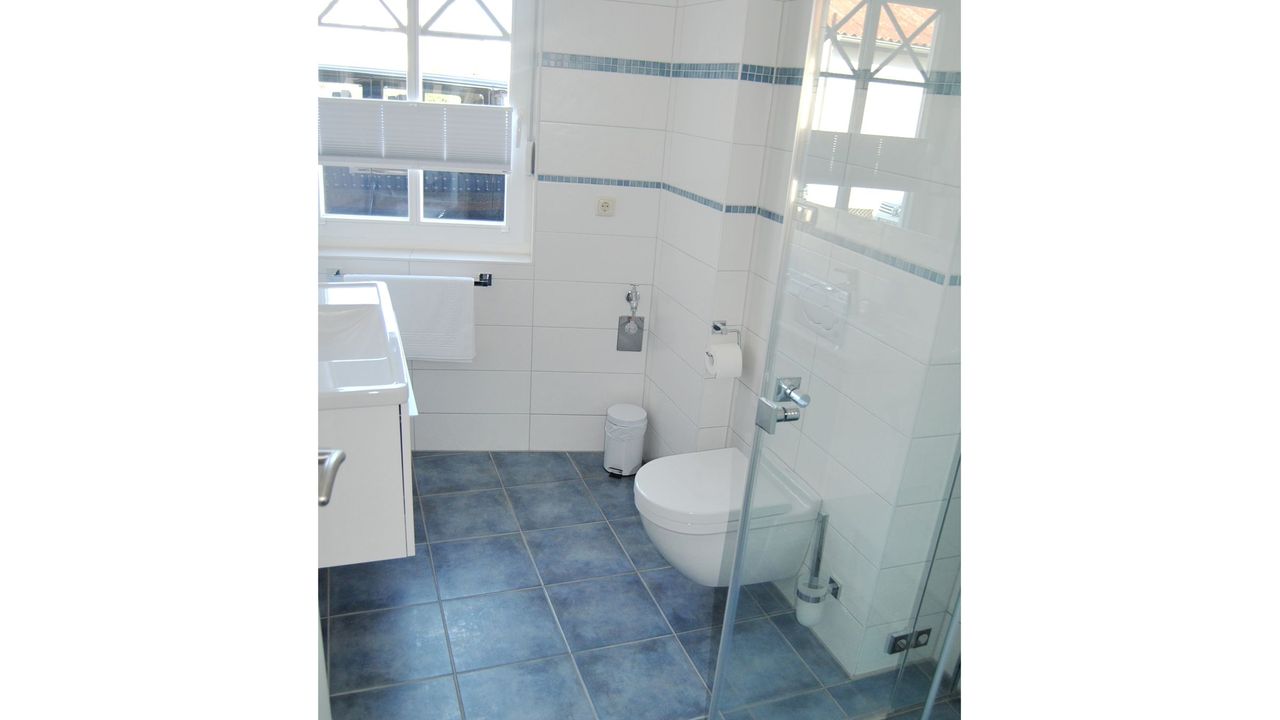 Badezimmer mit WC und Waschbecken Badezimmer mit WC und Waschbecken